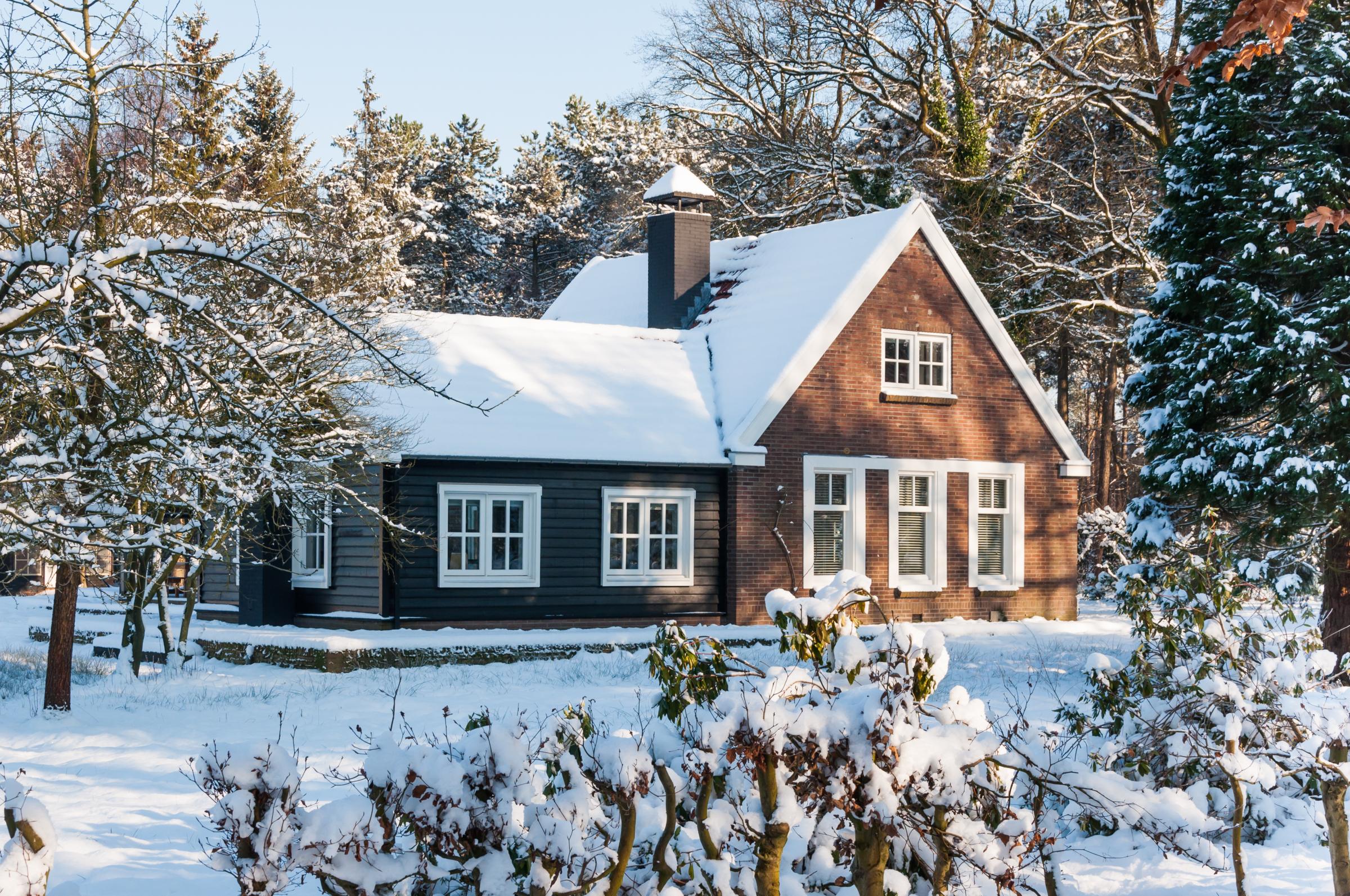 Деревянный дом снег. Винтер хоум. Зимний дом. Дом зимой. Зимняя дача.